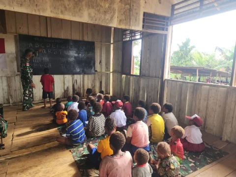 Satgas Yonif 126/KC Pos Inggembit Ajar Anak-Anak Calistung di perbatasan Papua