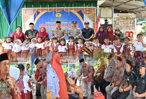 Wakil Bupati Tapanuli Tengah, Mahmud Efendi menghadiri Tasyakuran Yayasan Amanah Samaeri Nauli dan santunan anak yatim beserta Lansia, di Desa Kebun Pisang. 