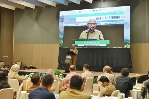 Surya menghadiri Dialog Para Pihak dan Sosialisasi Kelompok Kerja Perlindungan dan Pengelolaan Terpadu Ekosistem Batangtoru di Hotel Santika Premiere Dyandra Hotel & Convention Jalan Kapten Maulana Lubis  Nomor 7 Medan, Selasa (24/6/2025).