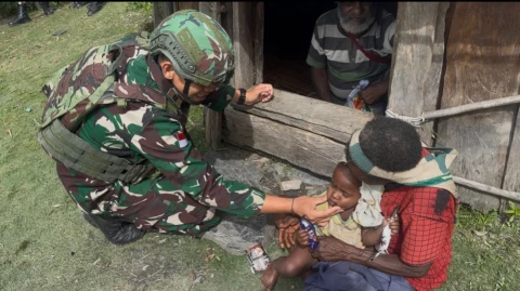 Para prajurit menyambangi rumah-rumah masyarakat