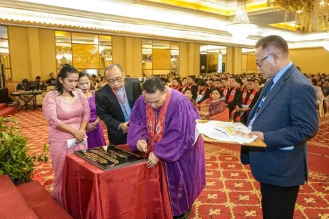 Bishop Kristi Wilson Sinurat menandatangani prasasti program bedah rumah dan menyerahkan kunci rumah kepada keluarga Rustiana Br Marpaung pada penutupan Konta ke-80 GMI Wilayah I di Convention Hall Hotel Danau Toba, Minggu (29/6/2025).