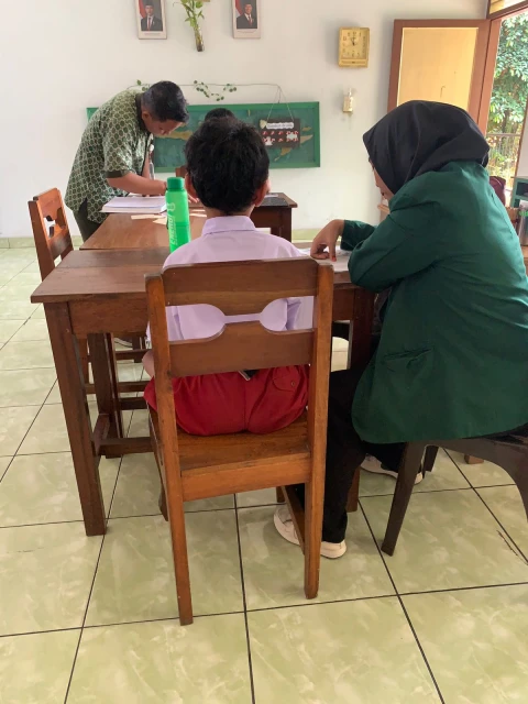 Langkah Awal Menuju Dunia Literasi: Mengenal Huruf Braille Melalui Praktikum di SLBA Karya Murni Medan