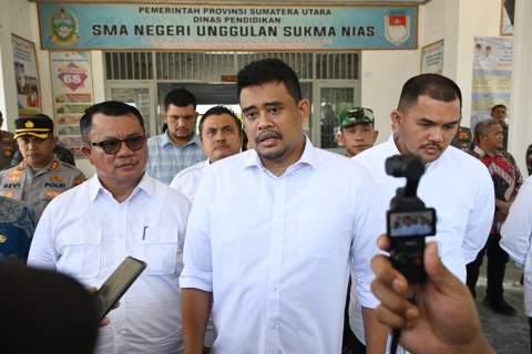 Bobby Nasution didampingi Ketua TP PKK Sumut Kahiyang Ayu menghadiri acara Penyerahan Aset Lahan SMA Negeri Unggulan Sukma Nias dari Pemko Gunungsitoli kepada Pemprov Sumut di SMA Negeri Sukma, Gunungsitoli, Sabtu (14/6/2025).