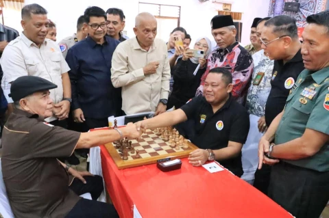 Wakil Bupati dan Ketua Percasi Labuhanbatu tanding perdana pembuka turnamen catur.