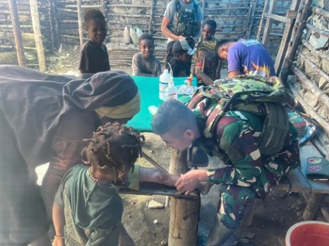 Satgas Yonif 715/Mtl berikan pelayanan kesehatan kepada masyarakat Tinolok