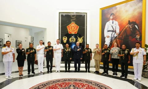 Courtesy&nbsp;Call General Onno&nbsp; Eichlshelm Panglima Angkatan Bersenjata Belanda