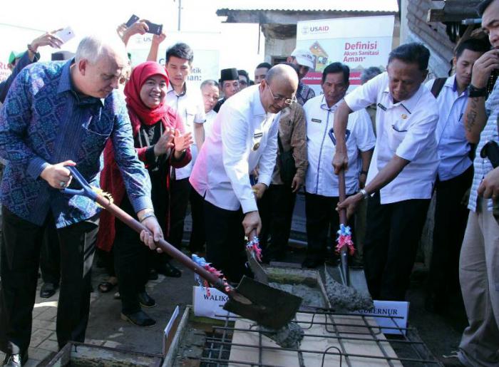 Dubes USA, Walikota Medan dan pejabat Pemprov Sumut serta stake holder terkait saat peresmian sanitasi air bersih di Medan Johor, Rabu (5/7).