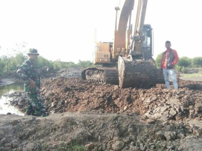 Prajurit TNI membangun jembatan kayu dalam program TMMD Kodim 0201/BS di Belawan.
