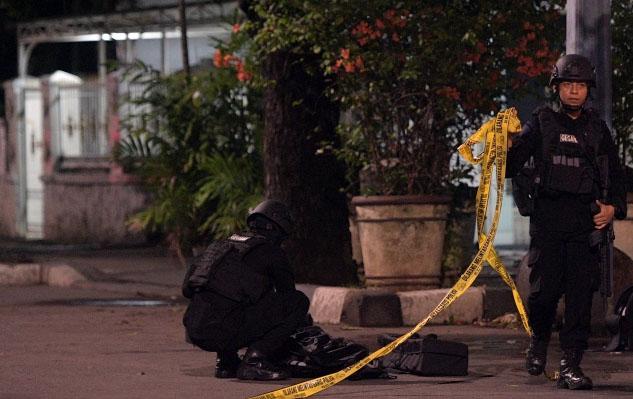 Berisi rangkaian kabel, tas pelaku penyerang Brimob diledakkan petugas