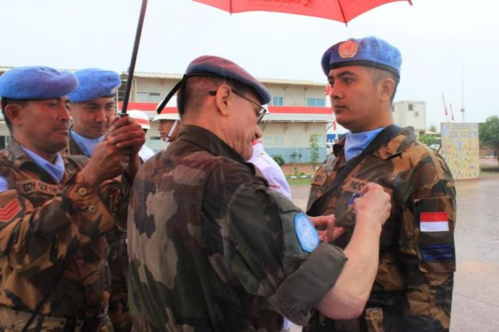 Force Chief of Staff, Brigadier General Jean Eudes Marie Pascal Barau menyematkan medali.
