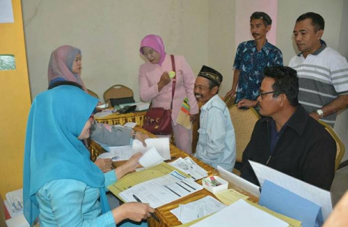 Pemasangan Kontrasepsi Gratis oleh TMKK Kodim 0824 dan DP3AK Jember