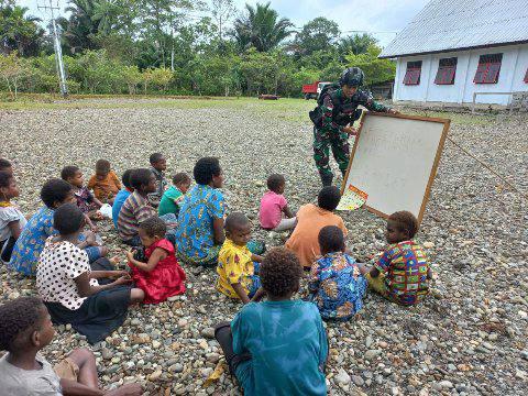 Satgas Pamtas Yonif Raiderr 142/KJ memberikan pengajaran langsung kepada anak-anak berupa pengenalan huruf Alfabet dan angka-angka