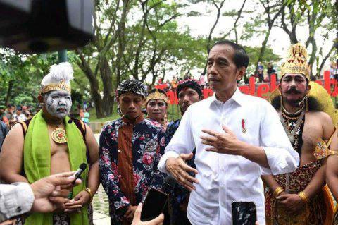 Presiden Jokowi dalam satu kesempatan bersama komunitas seniman di Solo