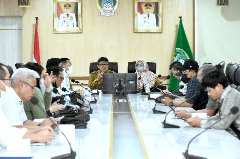 Kepala Dinas Bina Marga dan Bina Konstruksi Provinsi Sumut, Bambang Pardede saat menggelar Konferensi Pers di kantor Gubernur, Selasa (26/7)
