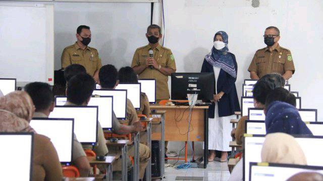 Sekda saat meninjau pelaksanaan uji kompetensi 