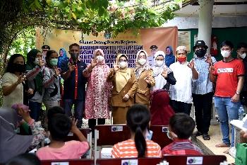 Nawal Lubis didampingi Kepala Dinas Pemberdayaan Perempuan & Anak (PPPA) Sumut Nurlela, dan Ketua KPA Sumut Ikrimah Hamidy, memberikan bantuan kepada Anak Dengan Hiv Aids (ADHA) di Kantor KPA Sumut, Jalan Teladan Medan, Selasa (05/07).