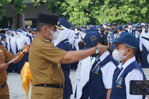 Muhammad Dimiyathi, S.Sos., M.TP. memimpin upacara di SMPN 1, jln. Dr. Sutomo, Senin (11/7/2022).