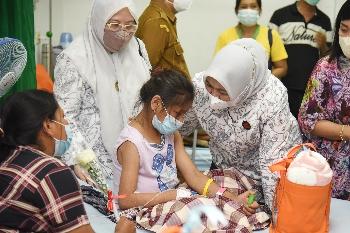 Nawal Lubis berkunjung ke ruang rawat anak khusus penyakit kanker di Gedung Rindu B Rumah Sakit Umum Pusat Haji Adam Malik (RSUP HAM), Selasa (26/07).