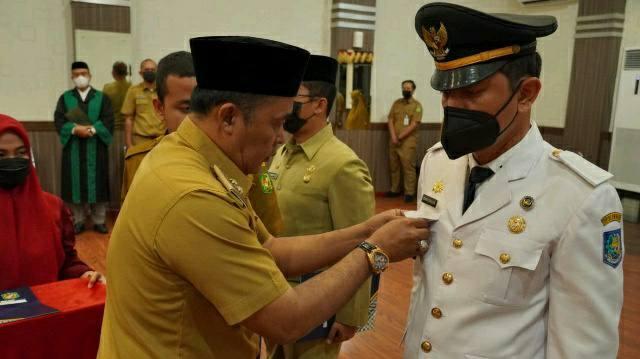 Aulia Rachman ketika melantik tiga pejabat administrasi administrator dan pengawas Pemko Medan Medan di Balai Kota Medan, Senin (11/7/2022). 