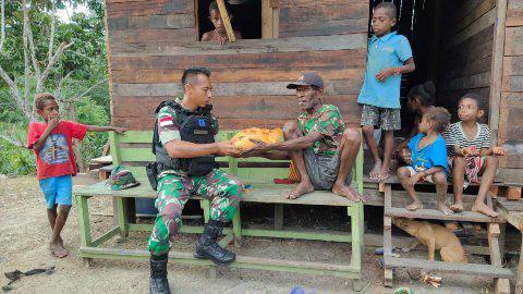 Personel Pos Kout Satgas Yonif 126/KC yang dipimpin Wadan Satgas Mayor Inf Wahidin Sobar, Sos. memberikan bantuan sembako kepada masyarakat binaan 