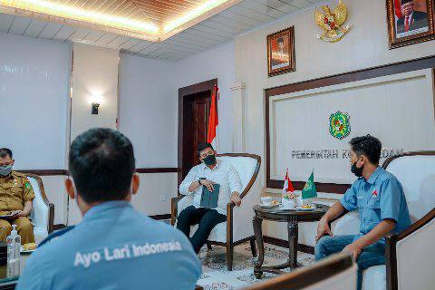 Bobby Nasution saat menerima pengurus dan atlet Asosiasi Lari Trail Indonesia (ALTI) Sumut di Balai Kota Medan, Selasa (12/7/2022).