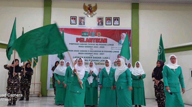 Ketua PC Fatayat NU Kabupaten Palas, Hj. Ningtiasih mengibarkan Bendera Petaka Fatayat usai dilantik secara resmi oleh Ketua PW Fatayat NU Provinsi Sumut