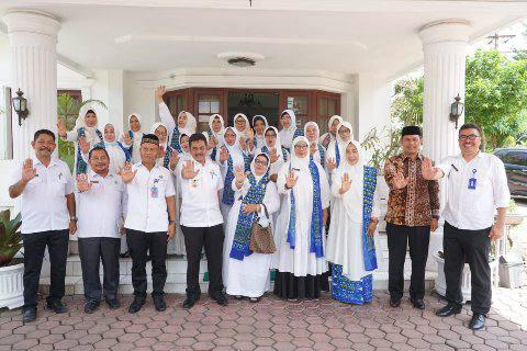 Pj. Wali Kota saat menerima audiensi BKMT Kota Tebing Tinggi di rumah dinas Jl. Sutomo, Rabu (20/7/2022).