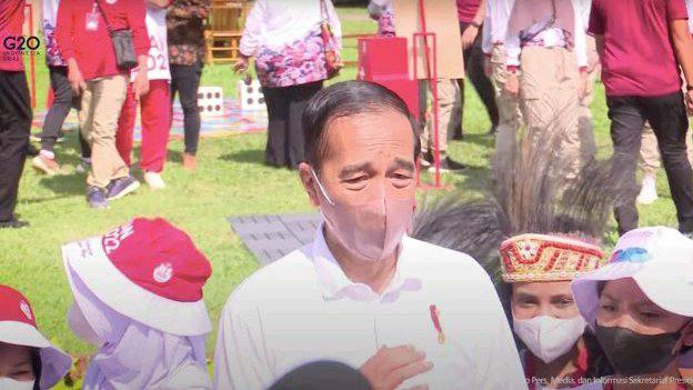 Presiden Jokowi dan anak-anak pada acara Puncak Peringatan Hari Anak Nasional (HAN) 2022, di Taman Teijsmann, Kebun Raya Bogor, Jawa Barat, Sabtu (23/7/2022).