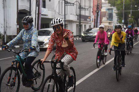 Nawal Lubis bersama Ketua Bhayangkari Polda Sumut Rita Panca Putra Panjaitan, serta Ibu-ibu dari Perempuan Berkebaya Indonesia Sumatera Utara bersepeda keliling Kota Medan pada acara Gowes Berkebaya Ceria, Sabtu (23/07).