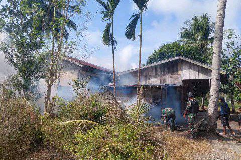 Gencar Cegah Malaria, Satgas Yonif 126/KC Laksanakan Pengasapan Keliling Kampung di Perbatasan Papua