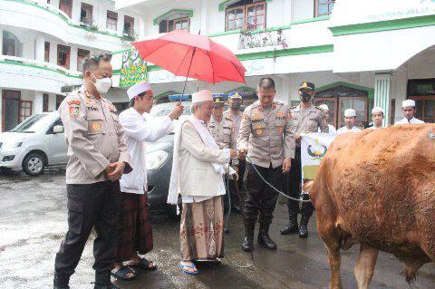 Pembagian hewan kurban terdiri dari 28 ekor sapi dan 21 ekor kambing ini dilakukan secara simbolis oleh Kasetukpa Lemdiklat Polri Brigjen Pol Mardiaz Kusin Dwihananto SIK MHum