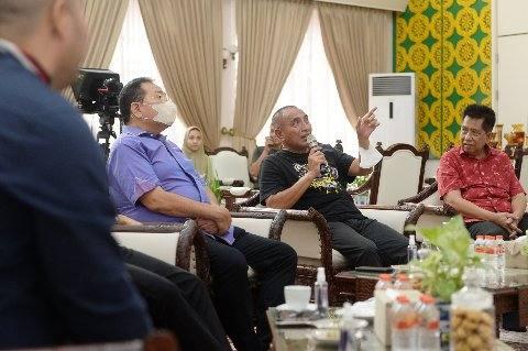 Edy Rahmayadi menerima audiensi studio film dari PIM Pictures di Rumah Dinas Gubernur, Jalan Sudirman, Medan, Jumat (29/7).