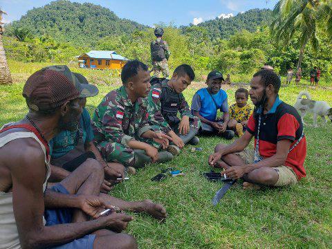 Satgas Pamtas Yonif 126/KC Pos Batom secara rutin menjalin Komunikasi Sosial (Komsos) secara humanis dengan masyarakat