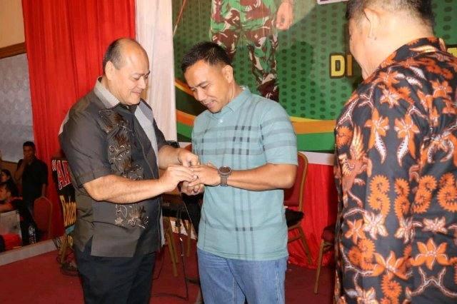 Ahuat Guntur memberikan talih asih kepada Dandim 0209/LB Letkol Inf. Asrul Kurniawan Harahap, S.E.,M.Tr (Han) di penghujung masa jabatannya