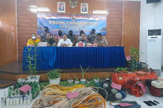 Danlanal Sibolga bersama Pemerintah Daerah melakukan konferensi pers dan memaparkan sejumlah barang bukti, Jukay (1/7)