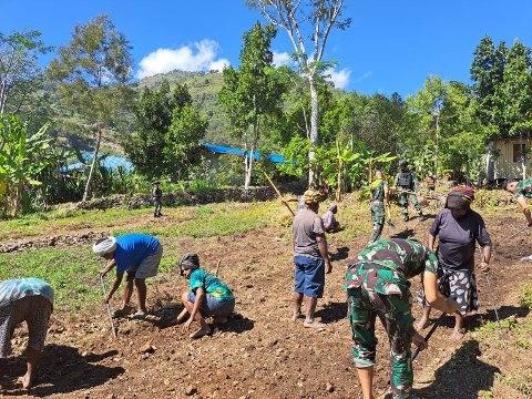 Gotong royong perluasan jalan di Tolikara 