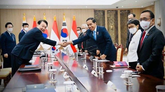 Presiden Jokowi saat bertemu Presiden Korea Selatan Yoon Suk-yeol.