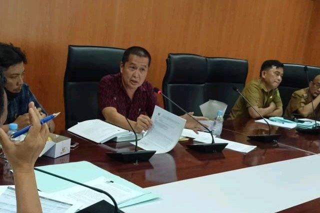 Pengusaha PT API saat mengadu ke DPRD Medan, Senin (25/7)