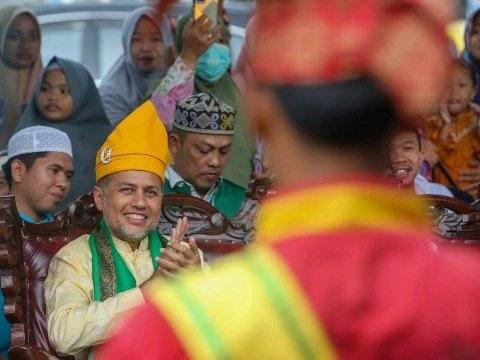 Musa Rajekshah menyumbang Rp100 juta untuk pembangunan Gedung Yayasan Tahfiz Ahlul Quran di Desa Masjid Lama, Kecamatan Telawi, Sabtu (30/7).