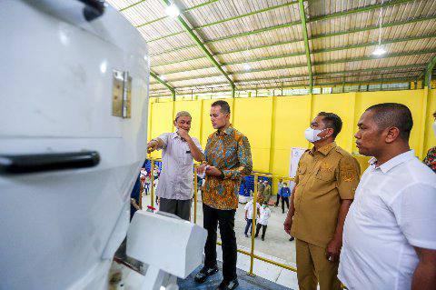 Musa Rajekshah meninjau kilang padi yang dikelola BUMD PT Dhirga Surya, di Jalan Gereja, Desa Kota Galuh, Kecamatan Perbaungan, Kabupaten Serdangbedagai, Senin (18/7).