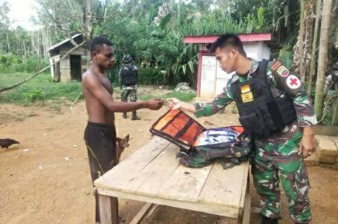 Personil Satgas Pamtas Yonif 126/KC Pos KM 140 melaksanakan Komsos dan memberikan obat kepada warga Kampung Monggoefi