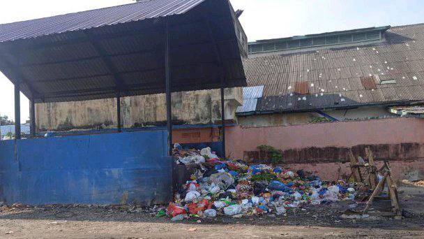 Aroma busuk sampah mengganggu proses belajar mengajar di sekolah YPPR Rantauprapat