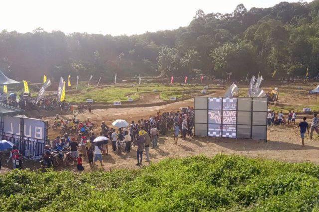 Ribuan Penonton menyaksikan Balapan Motocross dan Grasstrack di Sirkuit Anak Rakyat Lopian.