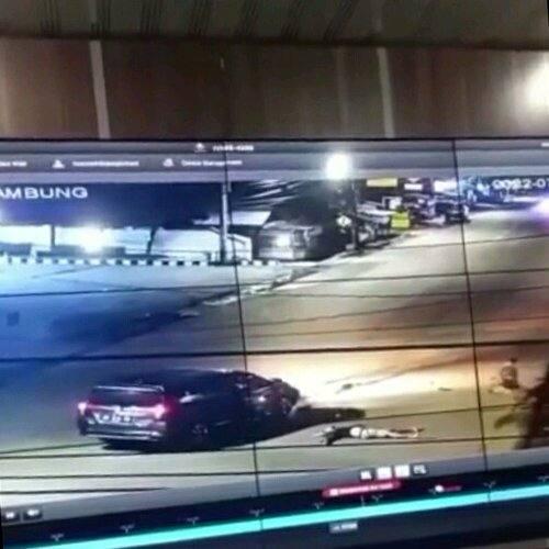 Pengendara sepeda motor tergeletak setelah tabrakan di depan SPBU di Binjai Selatan 