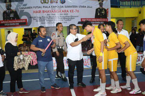 Wadir Intel Polda Sumut AKBP Jonson Marudut Hasibuan menutup turnamen futsal piala Kapolda Sumatera Utara 2022