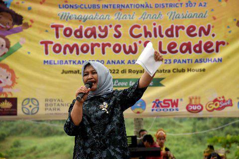 Nawal Lubis menghadiri perayaan Hari Anak Nasional dan sekaligus memberikan bantuan kepada panti asuhan di Royal Sumatera, Jalan Jamin Ginting, Jumat (22/7).
