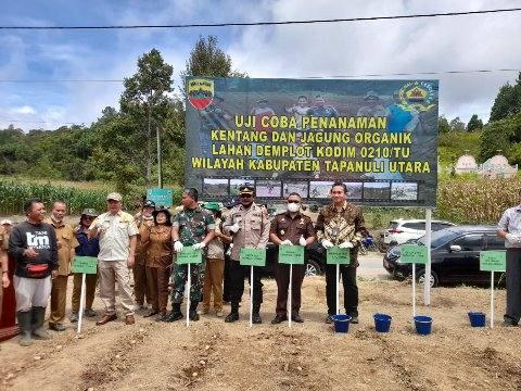 Kodim 0210/TU Tapanuli Utara (Taput) melakukan penanaman Padi dan Jagung secara serentak