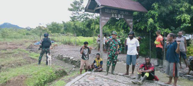 Satgas Pamtas RI-PNG Yonif 126/KC Pos Batom melakukan komsos dengan tokoh masyarakat Kampung Batom