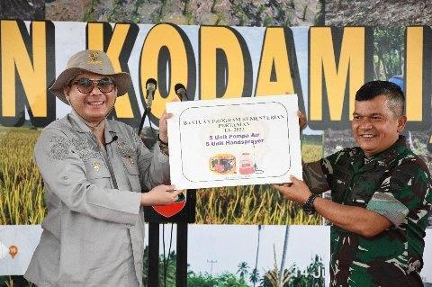 Pangdam I/BB, Mayjen TNI Achmad Daniel Chardin, SE, MSi dan Wamentan RI, Harvick Hasnul Qolbi 