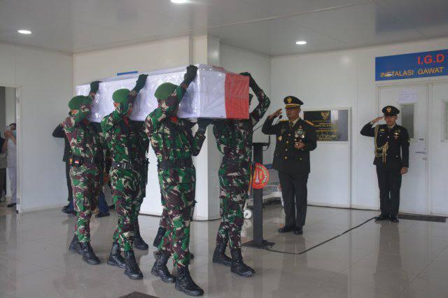 Danrem 174/ATW Merauke Brigjen TNI E. Reza Pahlevi, S.E. bertindak langsung sebagai Inspektur Upacara pada pengantaran dan pelepasan jenazah (Alm) Mayor Ckm dr. Beni Arjihans, M.Si. Med, Sp.B